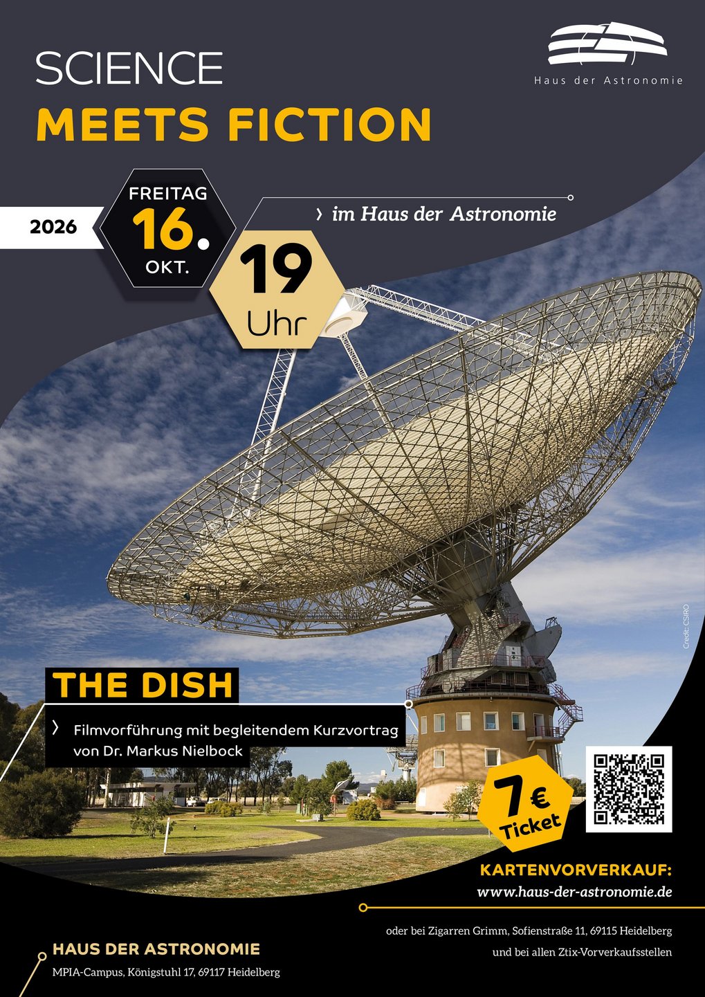 Im Mittelpunkt steht ein großes Radioteleskop mit weit ausladender Parabolantenne, das sich vor einem bewaldeten Hintergrund erhebt. Im oberen Bereich sind das Logo und der Schriftzug des Haus der Astronomie sowie der Titel »Science Meets Fiction« in großen, kontrastreichen Buchstaben platziert. Ein gelbes, schräg gestelltes Feld hebt das Veranstaltungsdatum »Freitag, 16. Okt. 2026, 19 Uhr« hervor. Darunter steht der Filmtitel »The Dish« in einem gelben Balken, ergänzt durch den Hinweis auf eine Filmvorführung mit begleitendem Kurzvortrag von Dr. Markus Nielbock. Ein gelbes Ticket-Symbol mit dem Preis »7 €« verweist auf den Kartenvorverkauf. Am unteren Rand befinden sich Adress- und Kontaktinformationen des Haus der Astronomie.