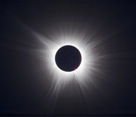 Totale Sonnenfinsternis mit sichtbarer Korona als strahlenförmiger Lichtkranz um den schwarzen Mond